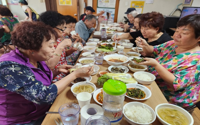 (10) 간석3동, ‘춘희네 족발’, ‘새마을부녀회’경로당 후원품 지원.jpg